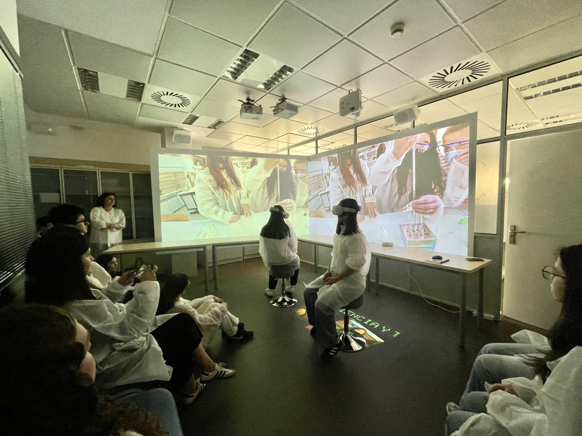 GFregapane's tweet photo. Nueva jornada para estudiantes de IES. Entre las actividades, utilizan gafas de realidad virtual para recorrer los laboratorios de la Facultad y sumergirse en distintas experiencias de forma inmersiva, interactiva y cercana. https://t.co/q0B8d2Hujn @FCTQ_uclm @uclm_es @CTAuclm https://t.co/9IQhMfRWBc