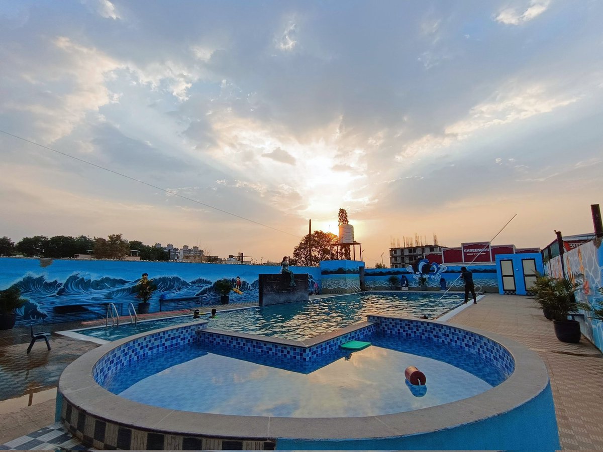 arinpaul's tweet image. भोर आई गया अंधियारा, सारे जग में हुआ उजियारा, नाचे झूमे ये मन मतवारा। (The dawn has arrived, The whole world is filled with light, This carefree heart dances and sways in joy.) 
​📍 Sunrise at Chhatrapati Shivaji Maharaj Sports Club, Ridan Swimming Pool, Alandi, Pune. 📸
#Sunrise