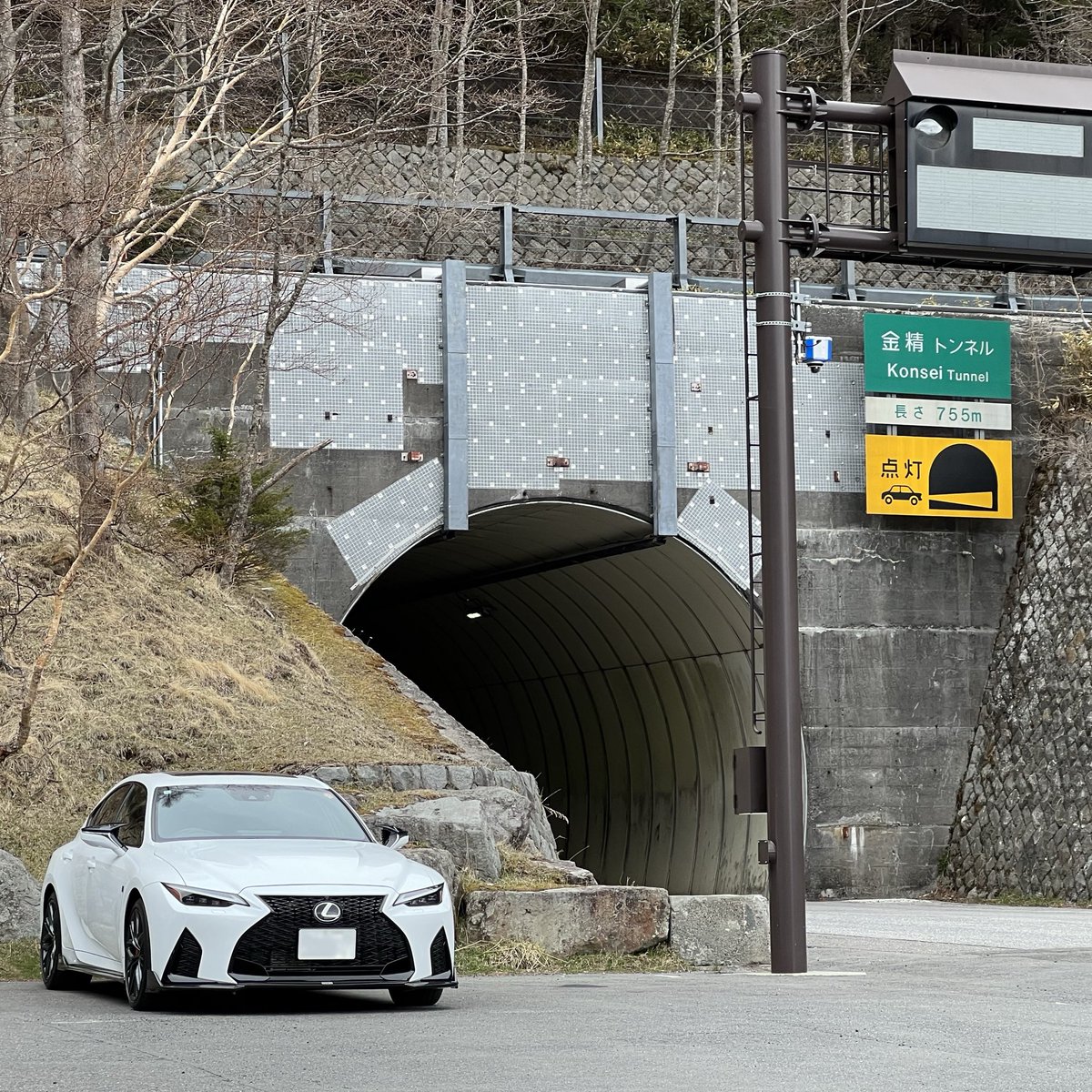 SoftBankもStarlink使えるんですね！
山道を走行中、Apple CarPlayしてたら「衛星」の表示になって感激！圏外エリアで繋がるのは心強い！