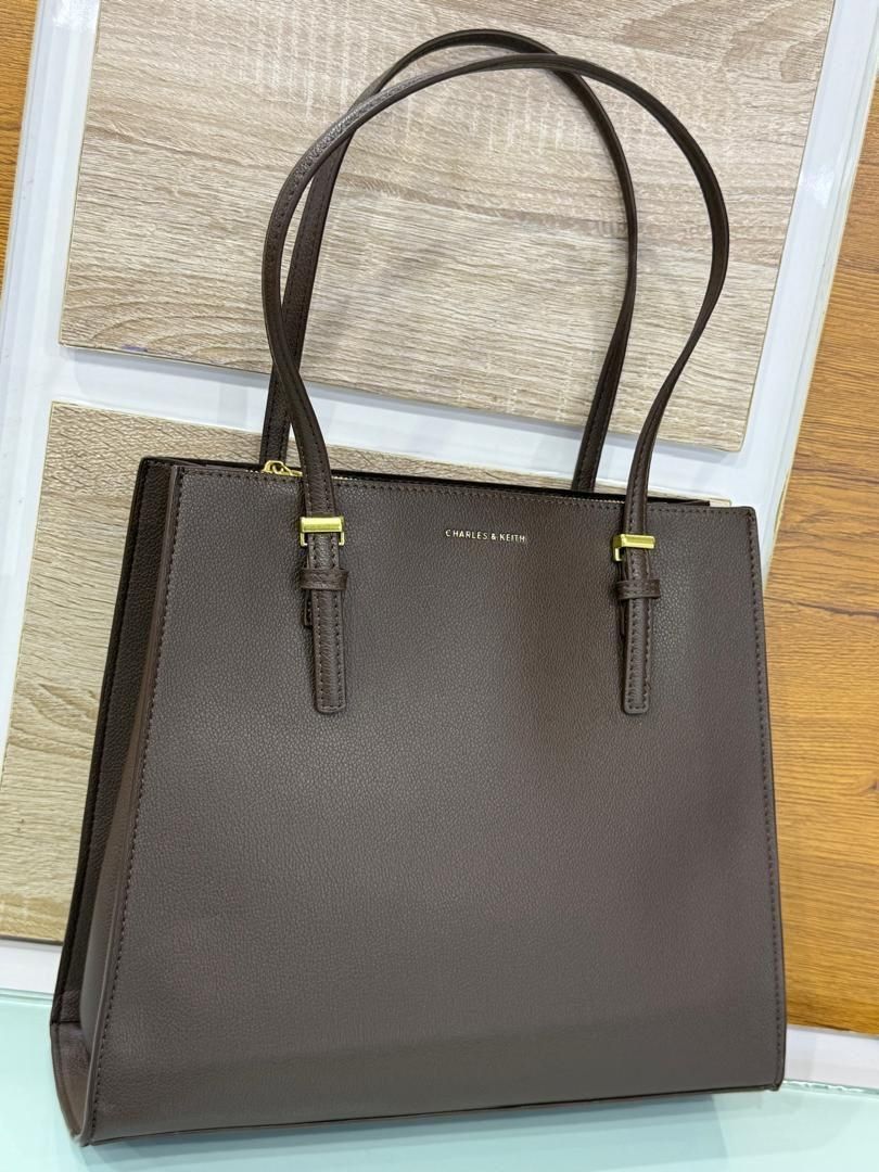 BagsandPursesNg's tweet image. Big enough to fit your 13 inch laptop ✨

Price: 32,000 naira only 

Send us a dm or WhatsApp us wa.me/2348091089888

#totebags #handbags