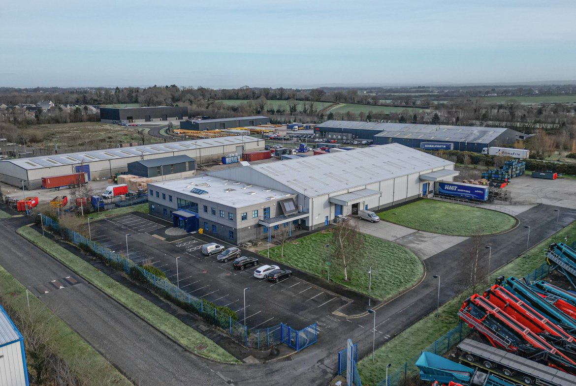 CBRE_NI's tweet image. A prime opportunity has become available in an established #commercial location in #Craigavon.

This modern, self-contained #warehouse within the Charlestown Road Industrial Estate, extends to c. 33,300 sq. ft on a 3.1-acre site, offering scale &amp;amp; strong operational functionality.