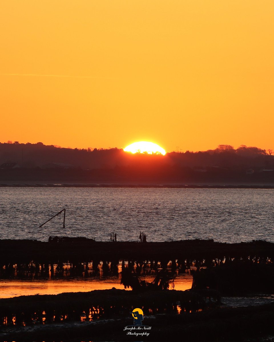 joemcneillphoto's tweet image. Beautiful sunrise this morning over Carlingford Lough😊🔥

#sunrise #goldenhour #skyonfire #carlingfordlough #cooleypeninsula
