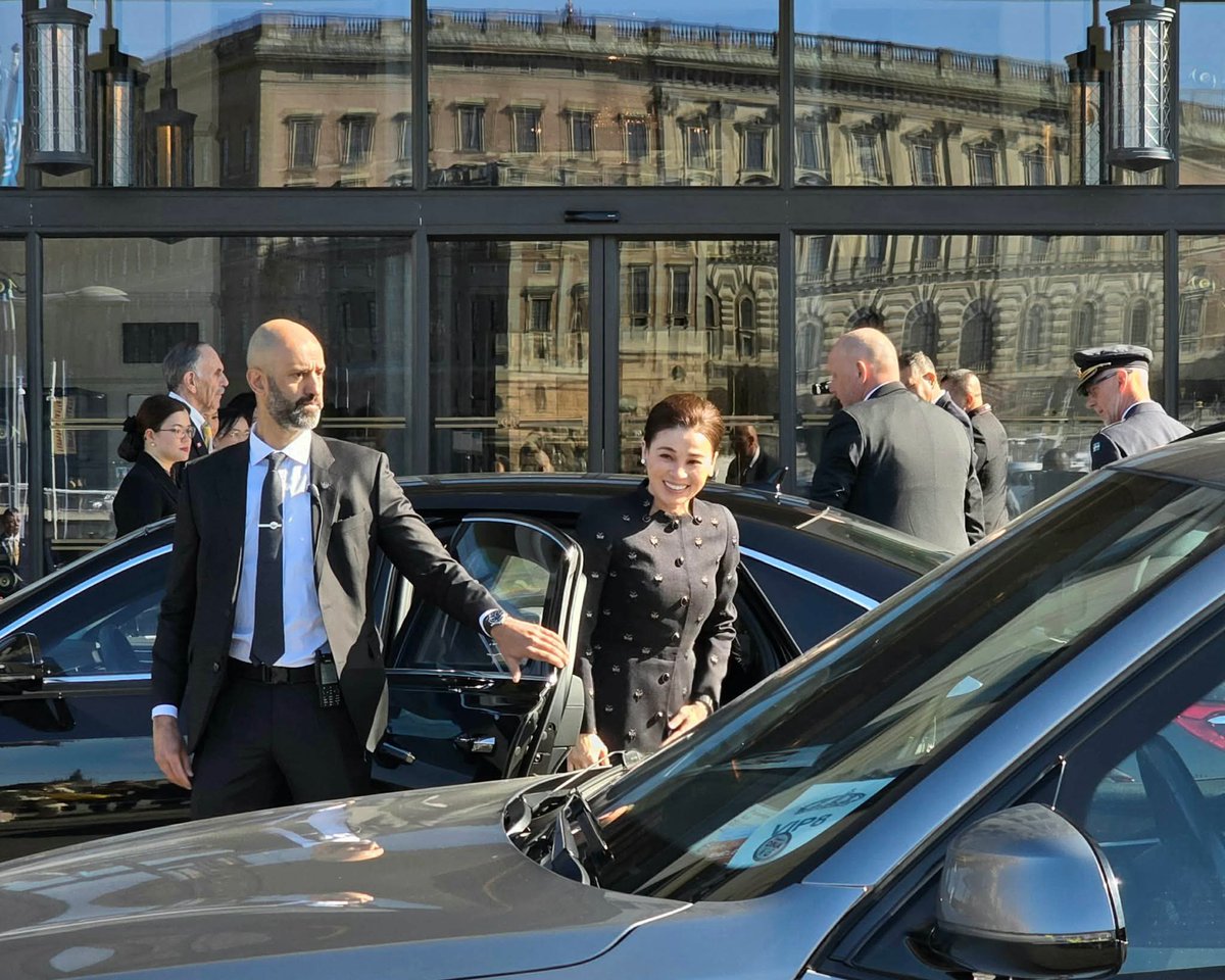 rwthofficial's tweet image. 🇹🇭🇸🇪
#Thailand's King Vajiralongkorn and Queen Suthida arrived at Grand Hôtel Verandan #Stockholm during their visit to #Sweden for attending King Carl XVI Gustaf's 80th birthday celebration on 29-30 Apr. 2026.

📸 Mybeehoney #KingVajiralongkorn #QueenSuthida #ThaiRoyalFamily