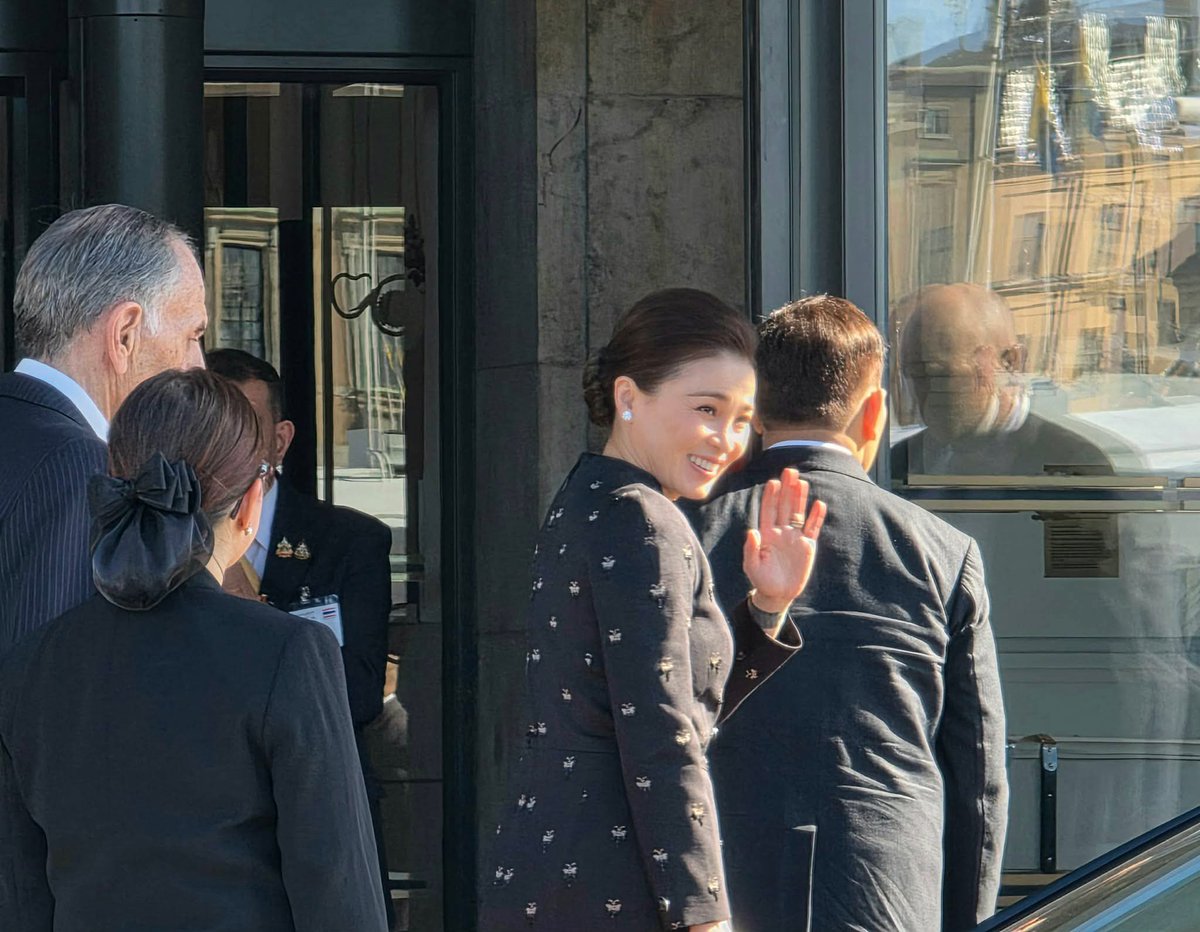 rwthofficial's tweet image. 🇹🇭🇸🇪
#Thailand's King Vajiralongkorn and Queen Suthida arrived at Grand Hôtel Verandan #Stockholm during their visit to #Sweden for attending King Carl XVI Gustaf's 80th birthday celebration on 29-30 Apr. 2026.

📸 Mybeehoney #KingVajiralongkorn #QueenSuthida #ThaiRoyalFamily