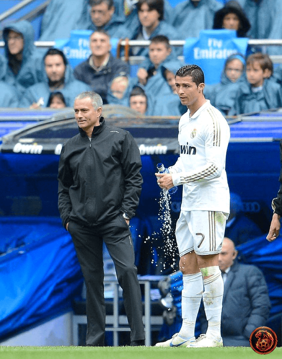 FootballGoalFC's tweet image. 🚨 𝗕𝗥𝗘𝗔𝗞𝗜𝗡𝗚 

Cristiano Ronaldo under José Mourinho:

• 164 matches  
• 168 goals  
• 49 assists  
• 19 hat-tricks  

What an incredible partnership! 🔥 Can anyone replicate these numbers in the modern game? 🤔  
#Ronaldo #Mourinho #FootballHistory #LegendaryMoments