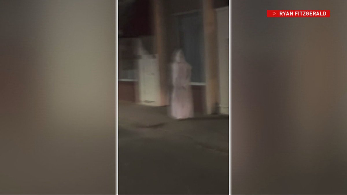 NBC10_Mario's tweet image. #viralvídeo Someone walking through West Warwick in a white robe and pointed hat. Hear from those who saw this, now on @NBC10 Sunrise

turnto10.com/news/local/wes…
