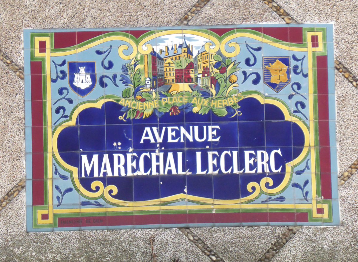 CachauPhilippe's tweet image. Détruite en 1940, #Gien présente un profil intéressant ds les #villes de la #reconstruction : loin des barres années 1950, elle présente des volumes, des contrastes, des couvertures et cheminées et une belle église contemporaine. Statues et plaques de rue en #faïence de la ville.