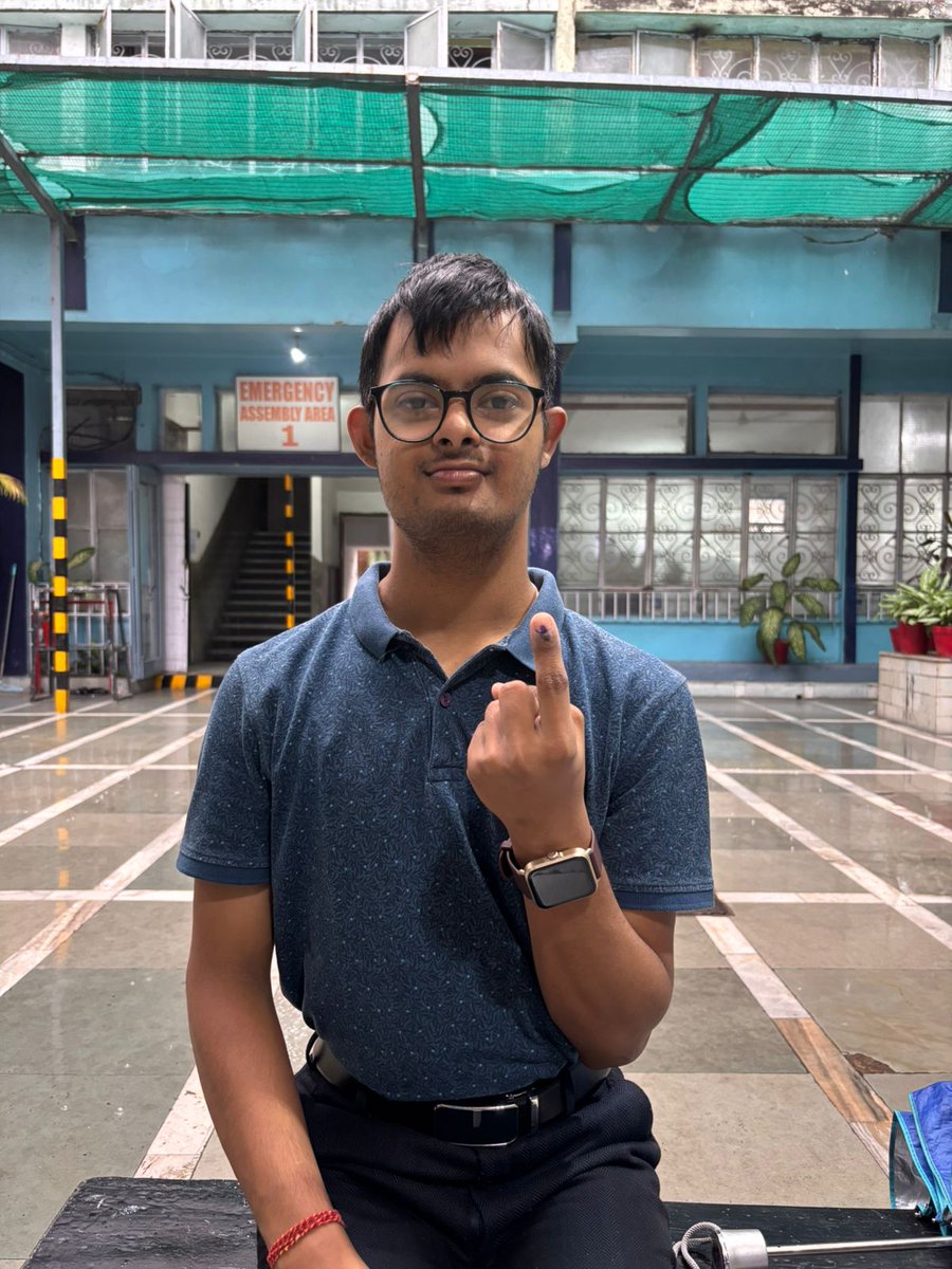 CEOWestBengal's tweet image. A Mark of Empowerment: PwD voters proudly showcasing his inked finger
PwD electors proudly showcasing their inked fingers after casting his vote at Kolkata South district of West Bengal.
#WBLA2026 #Phase2
@ECISVEEP
@SpokespersonECI
@PIBKolkata
@airnews_kolkata
@deokolsouth