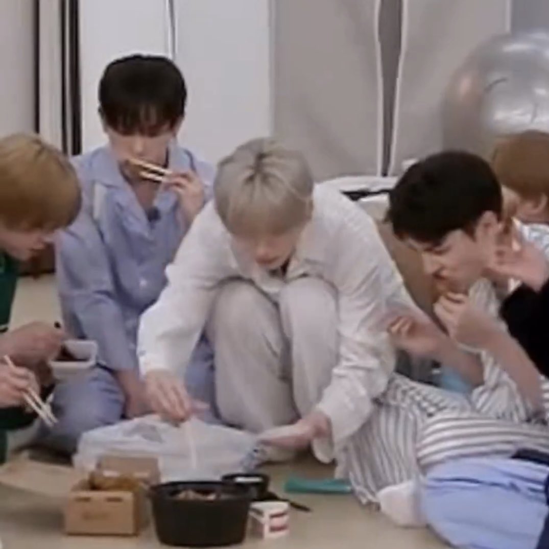 haka427's tweet photo. #돌들의침묵_andTEAM

돌들의 침묵 앤팀편 너무 재밌어요🐱💤
우리 유마 맛난것도 먹구 꿀잠까지 츄츄시켜주셔서
너무 감사합니다♡

교관쌤 장난 잘받아주시고 센스 넘치셔서 
더 재밌었습니다 최고😆😆
보는 내내 앤팀 많이 아껴주신게 느껴져서 행복했어용
컴백때마다 꼭 나왔으면 좋겟다아우우우🐺 https://t.co/7MlbSRekhY