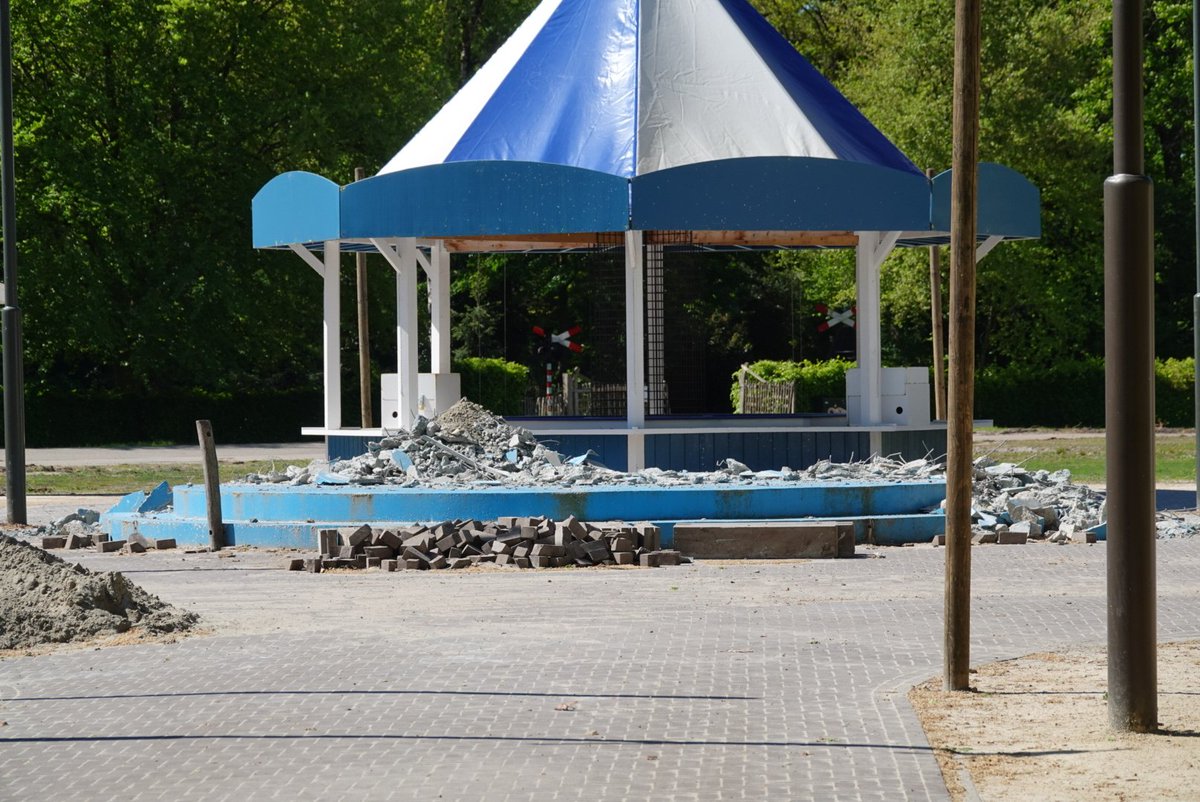 jeroen989's tweet image. Het blauwe beton blok wordt nu echt volledig gesloopt. #Efteling #Themepark