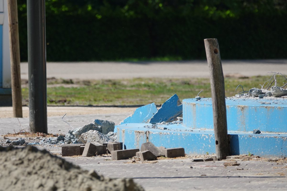jeroen989's tweet image. Het blauwe beton blok wordt nu echt volledig gesloopt. #Efteling #Themepark