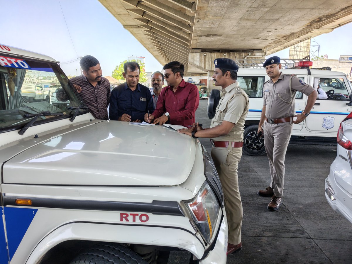 RtoRajkot's tweet photo. ગોંડલ ચોકડીના બ્લેક સ્પોટની વિગતવાર સમીક્ષા દરમિયાન ARTO શ્રી ડી.એલ.પટણી,ટ્રાફિક PI શ્રી જે.જે.હળવદિયા,રોડ સેફ્ટી એક્સપર્ટ શ્રી જે.વી. શાહ,તથા NHAI અધિકારીઓ દ્વારા ટ્રાફિક પ્રવાહ, અકસ્માતના કારણો અને માર્ગ સુવિધાઓનું વિશ્લેષણ કરી માર્ગ સલામતી વધારવા તાત્કાલિક પગલા સૂચવાયા. https://t.co/vy6KFuQV4W