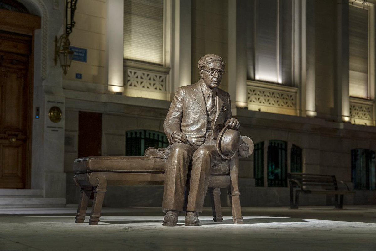 h_doukas's tweet photo. Ο Καβάφης επιστρέφει στην Αθήνα.

Σε συνεργασία με το Ίδρυμα Ωνάση, η Διονυσίου Αρεοπαγίτου αποκτά ένα νέο τοπόσημο: το γλυπτό παγκάκι του Κ. Π. Καβάφη, που παραδίδεται ανήμερα της επετείου γέννησης και θανάτου του Αλεξανδρινού ποιητή.

Με σχέδιο και έμπνευση, το εμβληματικό σημείο της πόλης αποκτά νέα ταυτότητα, αναδεικνύοντας τον δημόσιο χώρο ως χώρο πολιτισμού και καθημερινής ζωής.