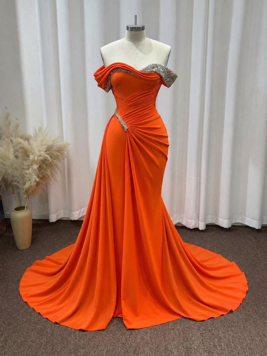 Misshow_online's tweet image. For wedding parties, the “best price” is the brand that cuts remake risk, color mismatch, and vendor chaos. That’s why Misshow beats JJ’s House on group-order value: factory-direct custom coordination saves more than a lower sticker price ever will.
#WeddingPlanning #CustomGowns