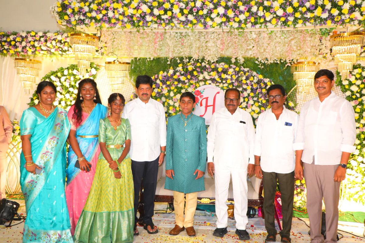 KolluROfficial's tweet photo. విజయవాడలోని మన కళ్యాణ వేదికలో జరిగిన యార్లగడ్డ సుధాకర్ గారి కుమారుడి నూతన వస్త్రధారణ కార్యక్రమంలో, కాగిత కృష్ణ ప్రసాద్ గారు, కొనకళ్ల నారాయణరావు గారితో కలిసి పాల్గొనడం జరిగింది. కుటుంబ సభ్యులకు హృదయపూర్వక శుభాకాంక్షలు.

#KolluRavindra #Vijayawada #BestWishes #SocialUpdate #FamilyEvent #AndhraPradesh