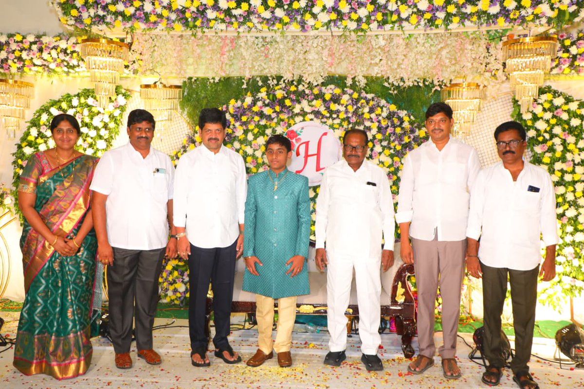 KolluROfficial's tweet photo. విజయవాడలోని మన కళ్యాణ వేదికలో జరిగిన యార్లగడ్డ సుధాకర్ గారి కుమారుడి నూతన వస్త్రధారణ కార్యక్రమంలో, కాగిత కృష్ణ ప్రసాద్ గారు, కొనకళ్ల నారాయణరావు గారితో కలిసి పాల్గొనడం జరిగింది. కుటుంబ సభ్యులకు హృదయపూర్వక శుభాకాంక్షలు.

#KolluRavindra #Vijayawada #BestWishes #SocialUpdate #FamilyEvent #AndhraPradesh