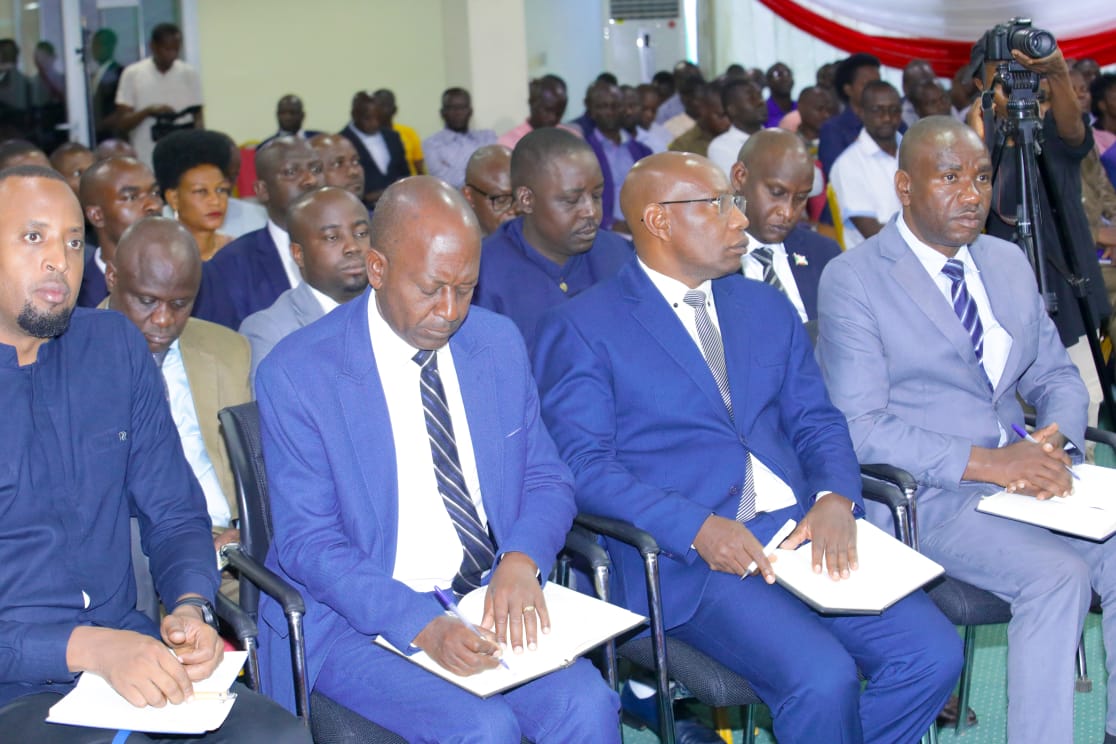 CommuneMukaza25's tweet photo. #SE_BARUNDI #GeneralNeva a également insisté sur le fait que chaque agent doit lire et bien comprendre le contenu du livre 📖 sur la sécurité des citoyens afin d’appliquer correctement les directives qui y sont contenues
#MUKAZA @Bujaprov2025 3/3 https://t.co/zqUQ7nqUof