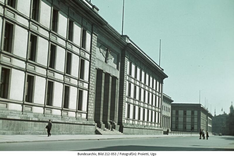 Mit den Akten der #Reichskanzlei verfügt das Bundesarchiv über die zentrale Rückgratüberlieferung für die gesamte Verwaltung des Deutschen Reiches. Auf unserer Website gibt es dazu Beiträge zur Recherche, Quellenkunde &amp; mit Beispieldokumenten. ⬇️ 
bundesarchiv.de/themen-entdeck…