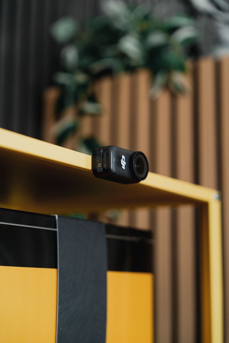 DJIGlobal's tweet image. Calling all Osmo Nano creators! 📣🤳 Where is your go-to mounting spot? 🧐
🎥: davemcbain
#DJI #OsmoNano