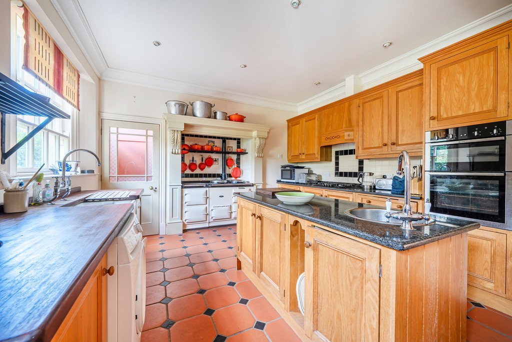 GHerbertBanks's tweet image. Located in #Kemerton at the foot of Bredon Hill, Kingslea presents over 5,800sq ft of accommodation. The impressive country home combines scale, flexibility &amp;amp; privacy, within a quintessential rural setting🔗 gherbertbanks.co.uk/property/kings… #cotswolds #property #agent #estateagent