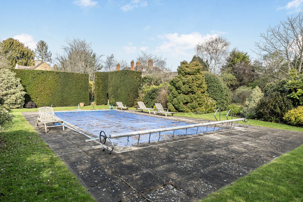 GHerbertBanks's tweet image. Located in #Kemerton at the foot of Bredon Hill, Kingslea presents over 5,800sq ft of accommodation. The impressive country home combines scale, flexibility &amp;amp; privacy, within a quintessential rural setting🔗 gherbertbanks.co.uk/property/kings… #cotswolds #property #agent #estateagent