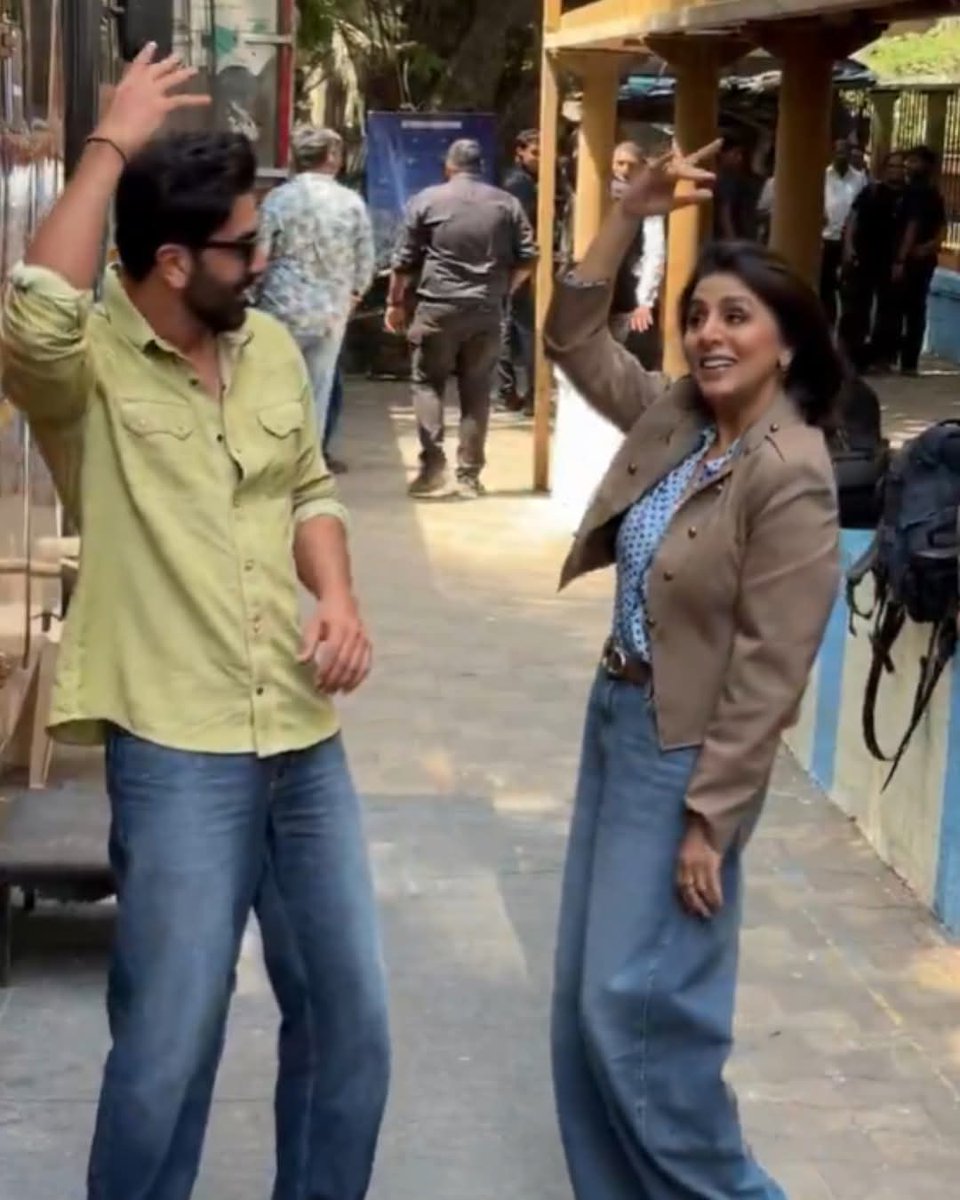 TheDailyJagran's tweet image. #InPics | Ranbir Kapoor and Neetu Singh light up the moment with an adorable dance step together 💃🕺

Mother-son duo serving love, nostalgia, and the cutest vibes all at once ❤️‍🔥

#MotherSon #Duo #CuteMoment #RanbirKapoor #NeetuSingh
