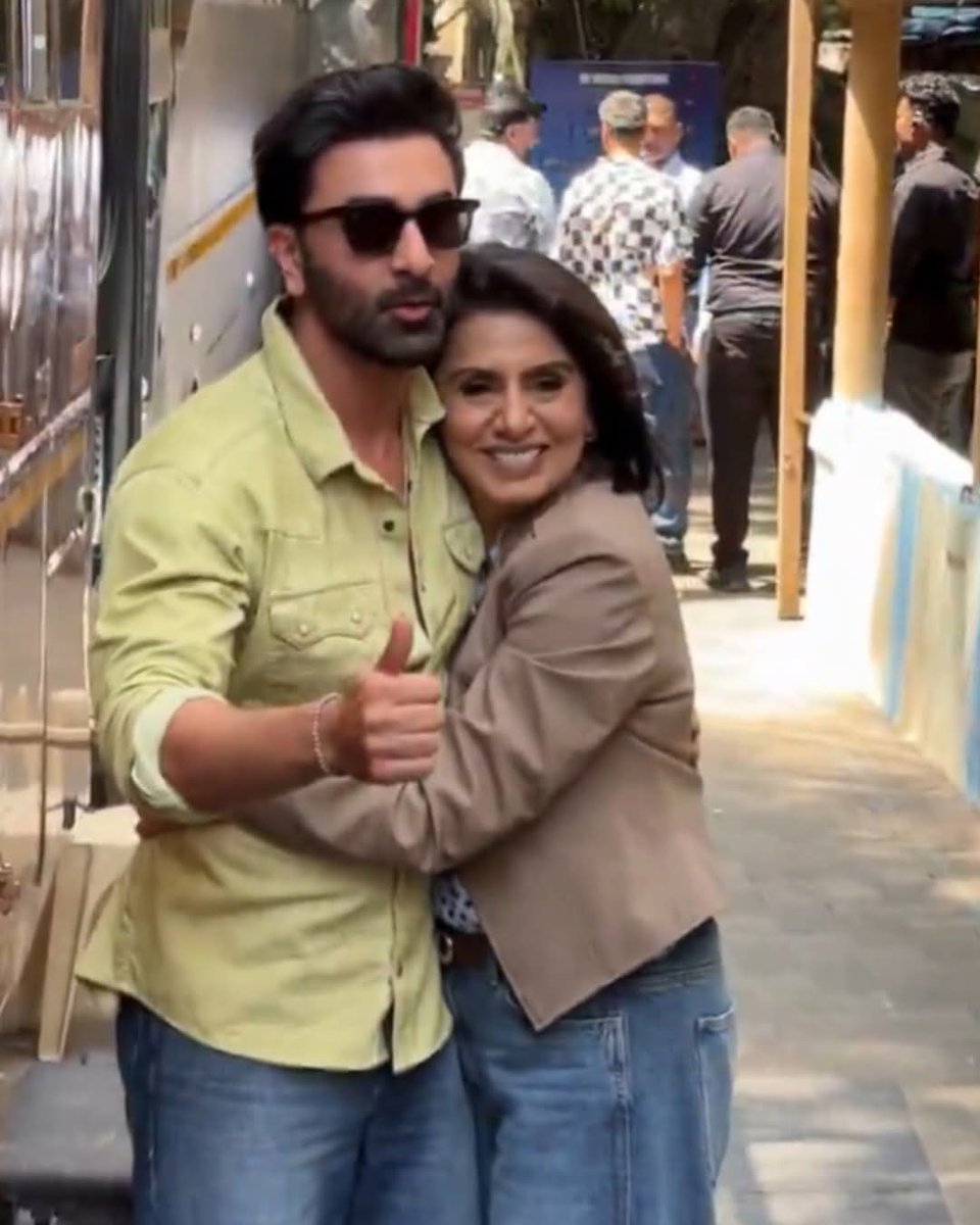 TheDailyJagran's tweet image. #InPics | Ranbir Kapoor and Neetu Singh light up the moment with an adorable dance step together 💃🕺

Mother-son duo serving love, nostalgia, and the cutest vibes all at once ❤️‍🔥

#MotherSon #Duo #CuteMoment #RanbirKapoor #NeetuSingh