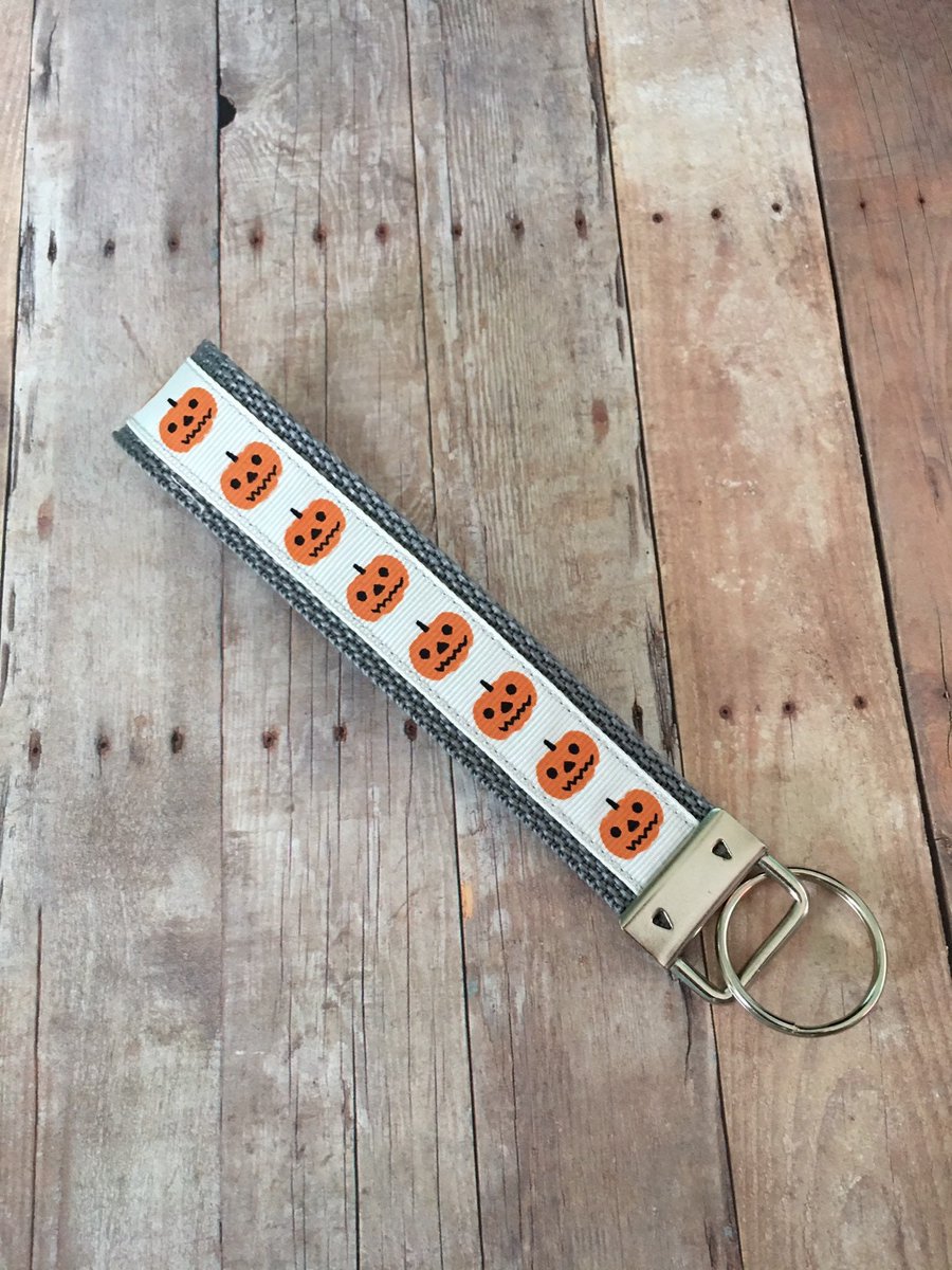 KingdomShop7's tweet image. Pumpkin Keychain, Halloween key holder, Wristlet, Key Lanyard,  Wrist Key Holder,  Key Fob Key Chain, Gift ideas, Orange pumpkin tuppu.net/ebd39d24 #KingdomWorkshop #handcrafted #Handmadegifts #Artisancrafted #Easter #giftsunder10 #TeacherGifts