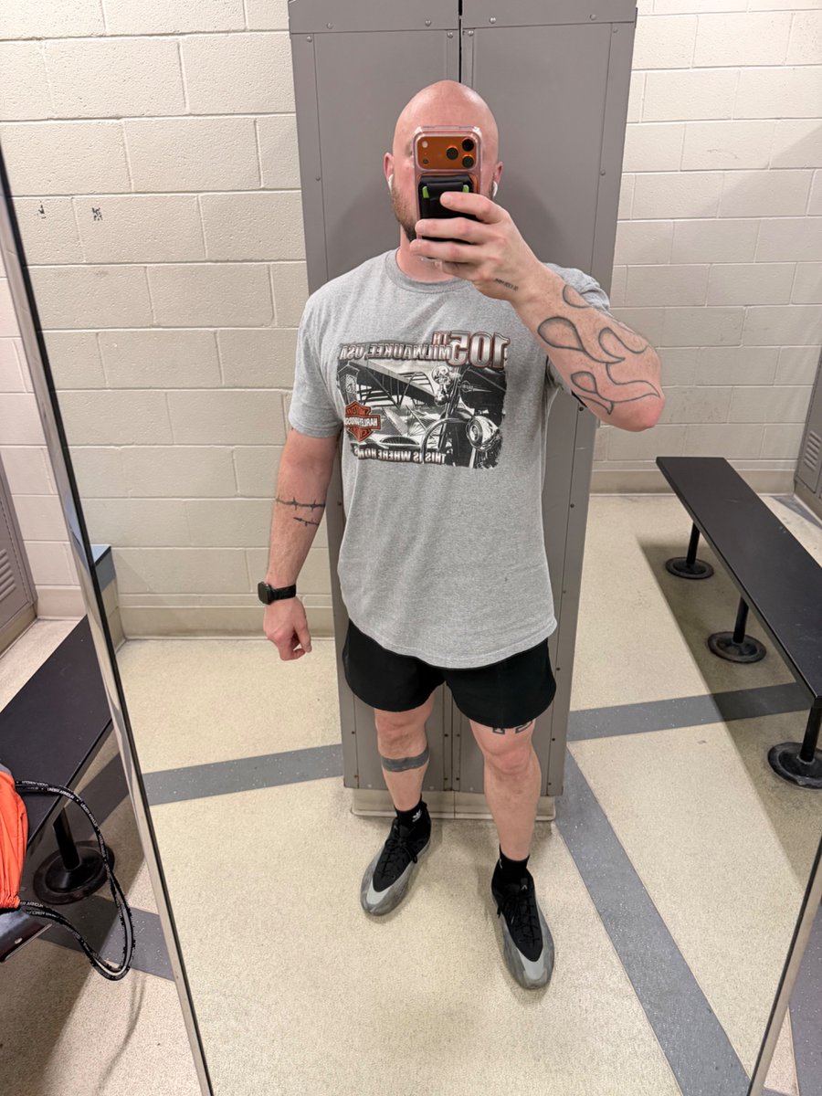 Happy #legday everyone!!!
AE1 for #kotd and hootchy daddy short to show off those thicker than a Snicker legs 🤣😂