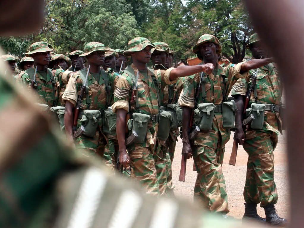 byobemalenga's tweet photo. #Guerre_dans_l_est_de_la_RDC: Incursion de l'armée zambienne à #Moliro.
La localité de Moliro, située dans la province du #Tanganyika à 350 km de #Moba, est au cœur d’une vive inquiétude sécuritaire. Selon plusieurs sources locales, les forces de défense zambiennes (ZDF) auraient pris le contrôle de cette zone stratégique. Cette incursion présumée, si elle se confirme, marque une escalade dans les contentieux frontaliers récurrents entre la #RDC et la #Zambie, posant un défi direct à l'intégrité territoriale et à la souveraineté nationale.