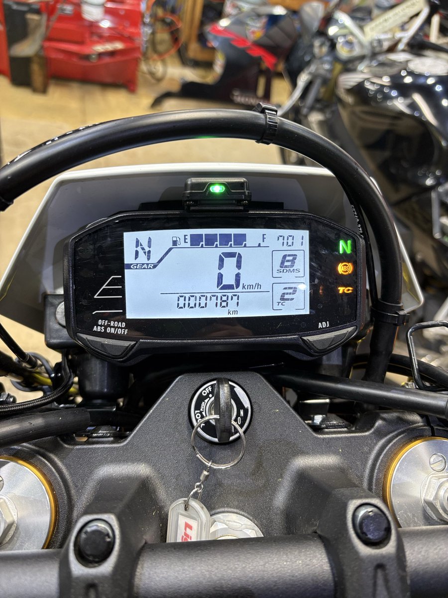 kohsacu's tweet image. シフトペダルをスプライン溝1個上げるとFスプロケットカバーと干渉するので逃し加工の依頼と、
初回オイル交換 787km。
#suzuki
#drz4s 
#ecstar
#r9000