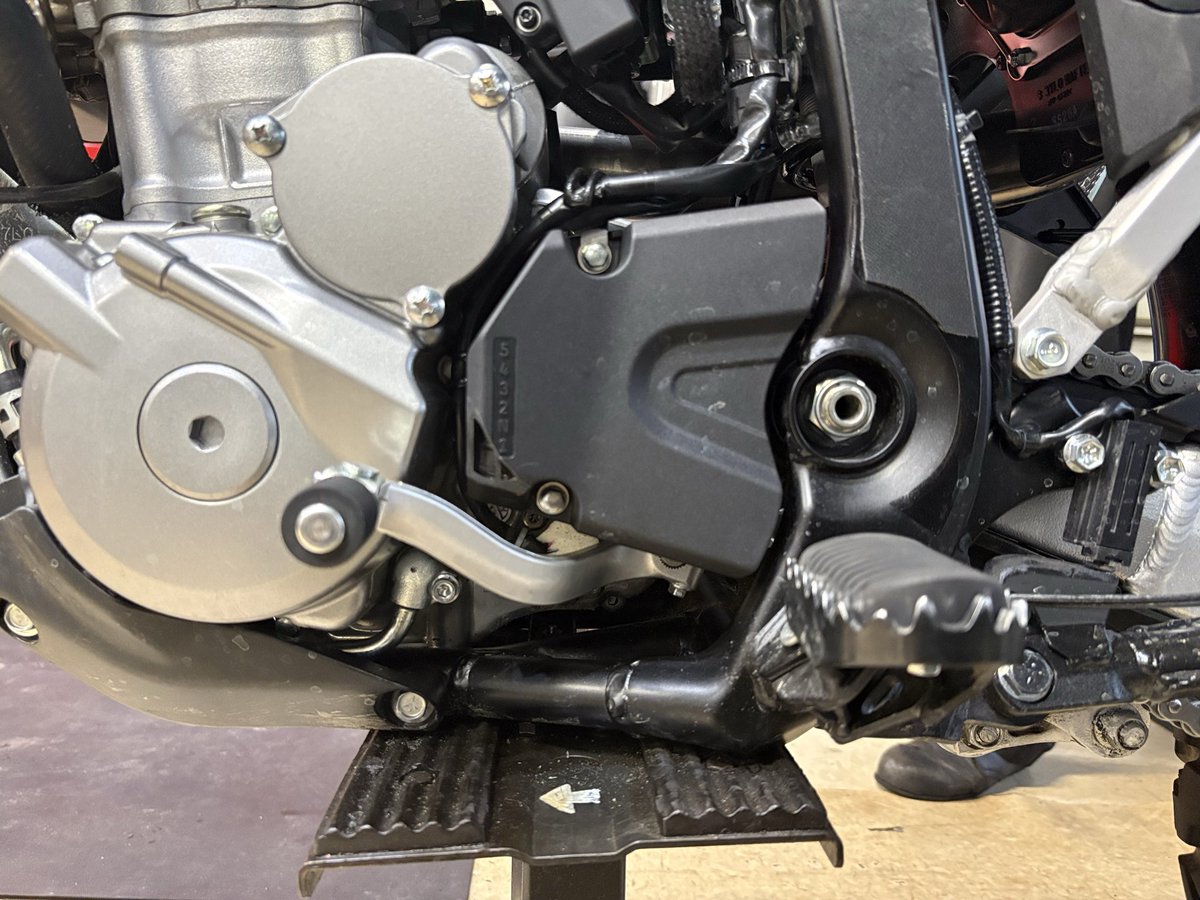 kohsacu's tweet image. シフトペダルをスプライン溝1個上げるとFスプロケットカバーと干渉するので逃し加工の依頼と、
初回オイル交換 787km。
#suzuki
#drz4s 
#ecstar
#r9000