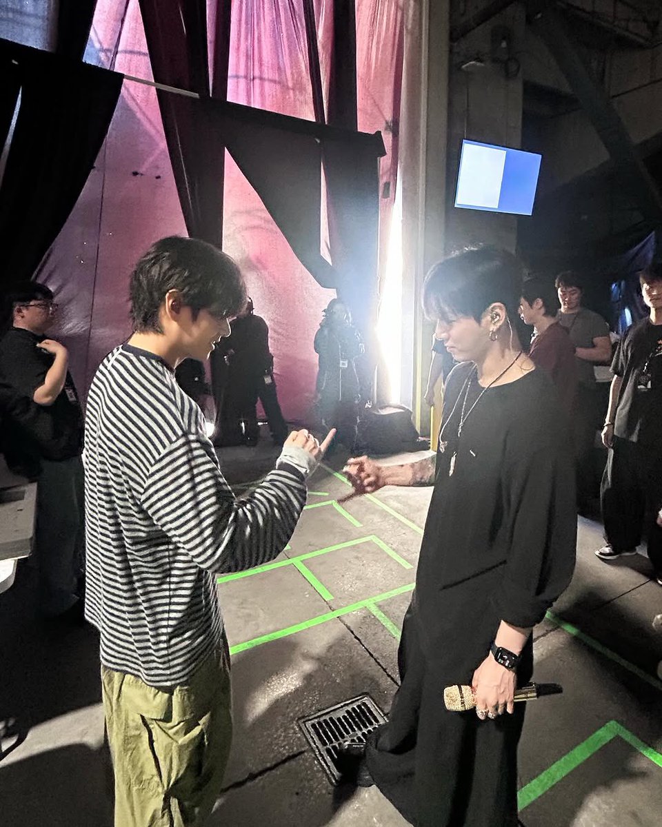 _BTSMoments_'s tweet image. [📸 Instagram Post — #BTS Official] (1/3)

"대기 시간을 보내는 방법"

(instagram.com/p/DXtS6EKlO_H/…)