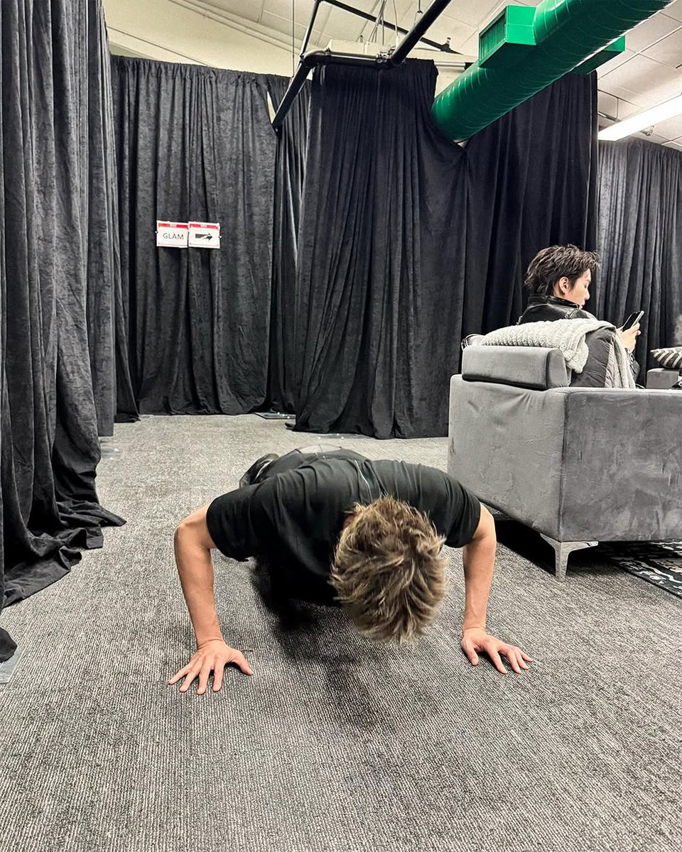 _BTSMoments_'s tweet image. [📸 Instagram Post — #BTS Official] (1/3)

"대기 시간을 보내는 방법"

(instagram.com/p/DXtS6EKlO_H/…)