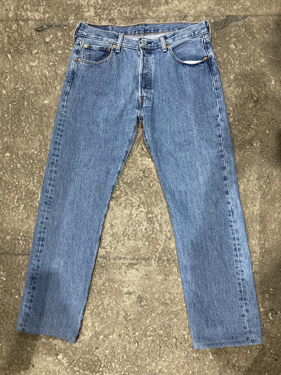 PlyrYMoEBdBTU8B's tweet image. レングス長過ぎるリーバイス501を30インチに裾上げ。
ウエストは両方とも33インチで色の濃い方がストレッチ入り
やっぱりちょっとタイトだね。
今回は内、外共に巻縫じゃないタイプだったので普通に裾上げ出来ました。

#古着 #アメカジ #デニム #ジーパン #levis #千葉 #船橋 #北習志野