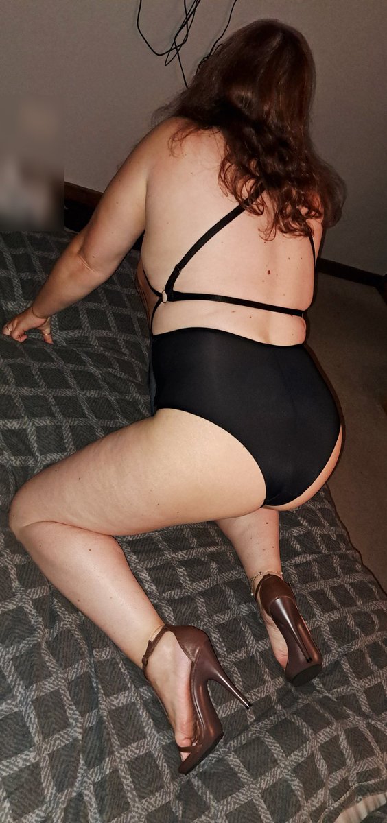 Housewifeheels tweet media
