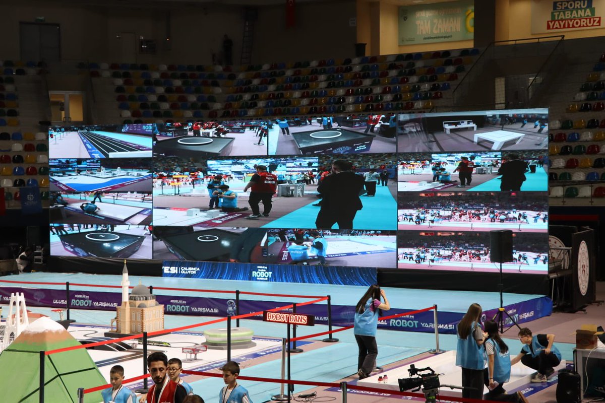 catalca_mem's tweet photo. Kocaeli Büyükşehir Belediyesi ve Kocaeli Valiliği iş birliğiyle düzenlenen Kodelig Robot Yarışması’na, Çatalca Bilişim Merkezi olarak öğrencilerimizle 4 farklı kategoride katılım sağlamanın gururunu yaşıyoruz. 🤖🚀

Toplam 778 robotun başvurduğu organizasyonda öğrencilerimiz bilgi ve yeteneklerini başarıyla sergileyerek bir kategoride son 32, bir kategoride ise son 64 arasına kalmayı başardı. Yarışma heyecanı tüm hızıyla devam ediyor. 

Emeği geçen öğretmenlerimize ve destek veren velilerimize teşekkür ederiz. 🌟👏

@istanbulilmem @MucahitYentur @suleymanceylan @CatalcaBilisim