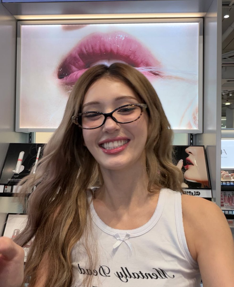 Somi_Italia_'s tweet photo. [📸 || INSTAGRAM 26.04.29] @/somsomi0309 ❤️

🇮🇹I miei capelli sono rimasti attaccati alle mie labbra!!!
Sono felice...🩷
Appiccicosa ma CARINAAAA per favore

🇬🇧My hair sticks to my lips!!! 
I'm so happy...🩷
Sticky But PRETTYYYY please

#JEONSOMI #전소미 #SOMI #IOI #GLYF https://t.co/iWmXdK2QIC