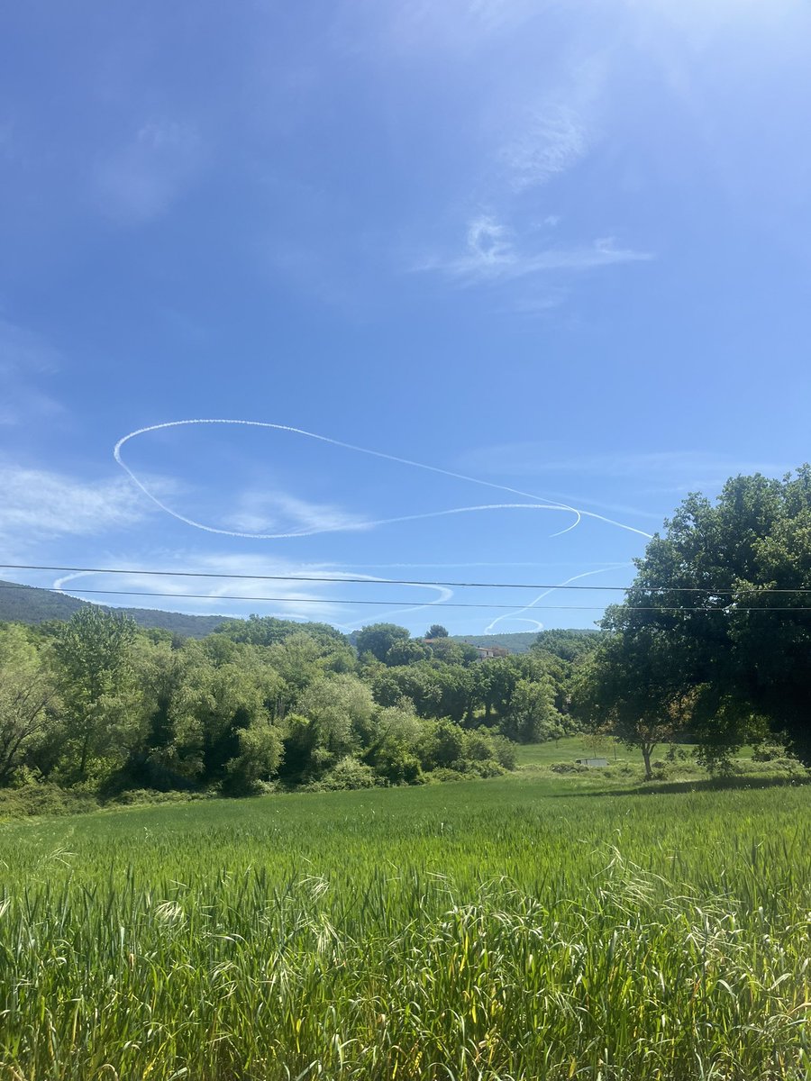CryptoN2304's tweet photo. Tutto normale diranno….brutti bastardi 
#chemtrails #geoingegneria https://t.co/ohMT5LtsQ0