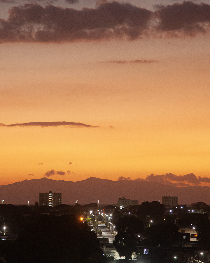 josedancourt's tweet image. El amanecer de hoy miércoles nos regala dos postales, una con un sol hermoso y cielo minimalista y la otra a la aurora con un cielo pleno de degradé naranjas.

#Sunrise #Sun #Color #Cumana #relax  

#CursoFotografiaTwitter
Gratuito
Autoestudio
Acceso en post fijado en mi perfil X