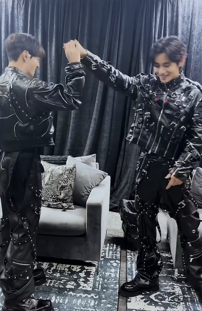 กีวี่ไม่ต้องเขินนะคะกุกวีมันเขินกันเองแล้ว กุกวีเหมือนไม่ได้ teasing me อะเหมือน teasing gu มากกว่า