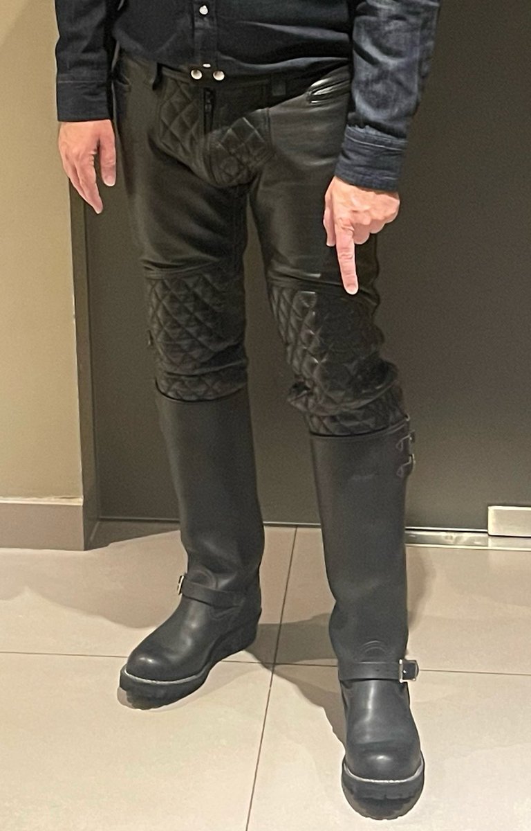 LeatherMaster45's tweet image. Get down and hand over your cash 😈 dm’s are open for real bootboys #findom #leathermaster