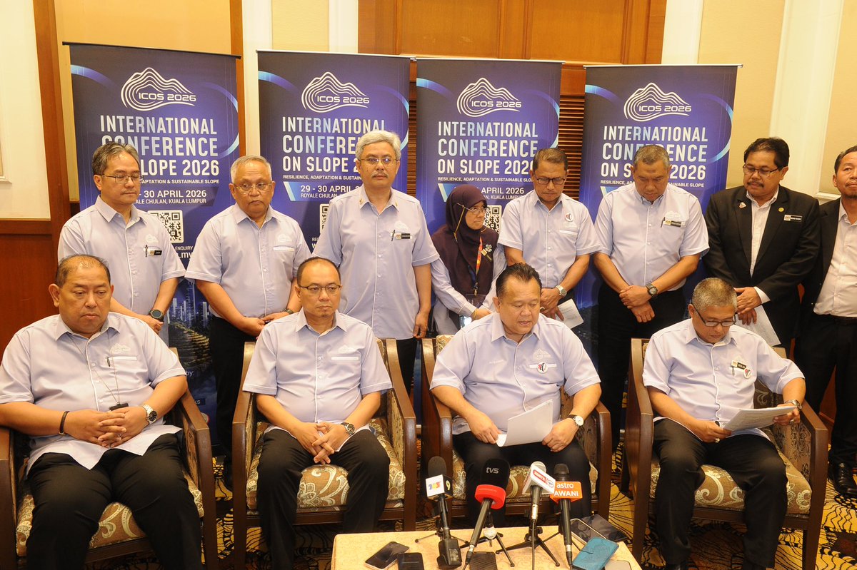 IPJKR_Official's tweet photo. KUALA LUMPUR, 29 APRIL 2026 – International Conference on Slope 2026 (ICOS 2026) telah disempurnakan oleh YB Dato Sri Alexander Nanta Linggi, Menteri Kerja Raya di Royale Chulan Kuala Lumpur, hari ini. Turut hadir ialah YBhg. Dato’ Sri Ir. Roslan bin Ismail, Ketua Pengarah Kerja Raya merangkap Presiden Pertubuhan Kejuruteraan Jalan Malaysia (REAM), Pengurusan Tertinggi KKR dan JKR Malaysia.

Bertemakan “Resilience, Adaptation and Sustainable Slope”, ICOS 2026 menjadi platform perkongsian ilmu, inovasi dan teknologi terkini melibatkan pakar tempatan dan antarabangsa dari Indonesia, Taiwan, Jepun, Hong Kong dan India. Antara fokus utama termasuk penggunaan kecerdasan buatan (AI) dalam menangani risiko tanah runtuh serta memperkukuh amalan pengurusan cerun yang lebih mampan.

JKR Malaysia terus komited memperkasa pembangunan kapasiti dan profesionalisme warga teknikal dalam memastikan keselamatan awam serta kelestarian infrastruktur negara, selaras dengan aspirasi Malaysia MADANI.

#IamJKR #KitaJKR #JKRsynergy
#JasaKepadaRakyat
#TangkasBertindak
