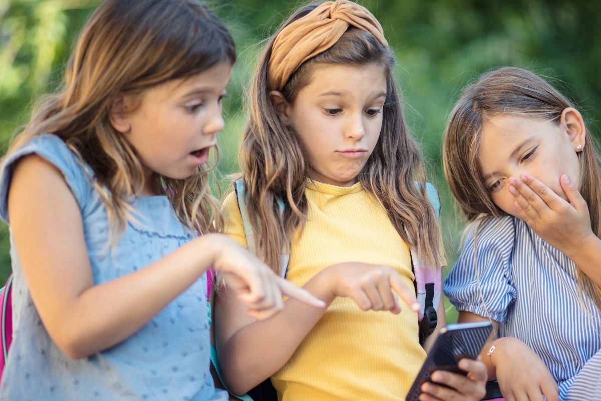 patronlar's tweet image. AB, Meta’yı 13 yaş altı kullanıcıları korumakta yetersiz kalmakla suçladı

#teknoloji

patronlardunyasi.com/ab-metayi-13-y…