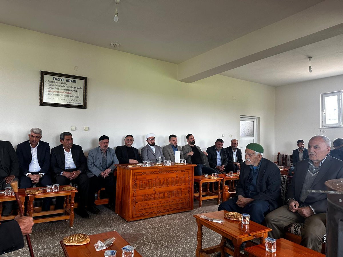 Akegilll's tweet photo. Eğil Belediye başkanımız sayın Fırat Seydaoğlu ile beraber Bahşiler mahallemizde MEMİŞ ailesinin taziyelerine katılım sağladık.

Merhumeye Allah’tan rahmet geride kalanlara sabr-ı cemil niyaz ediyorum. @resit_umay @seydaoglufirat https://t.co/J2DG8dUn1E