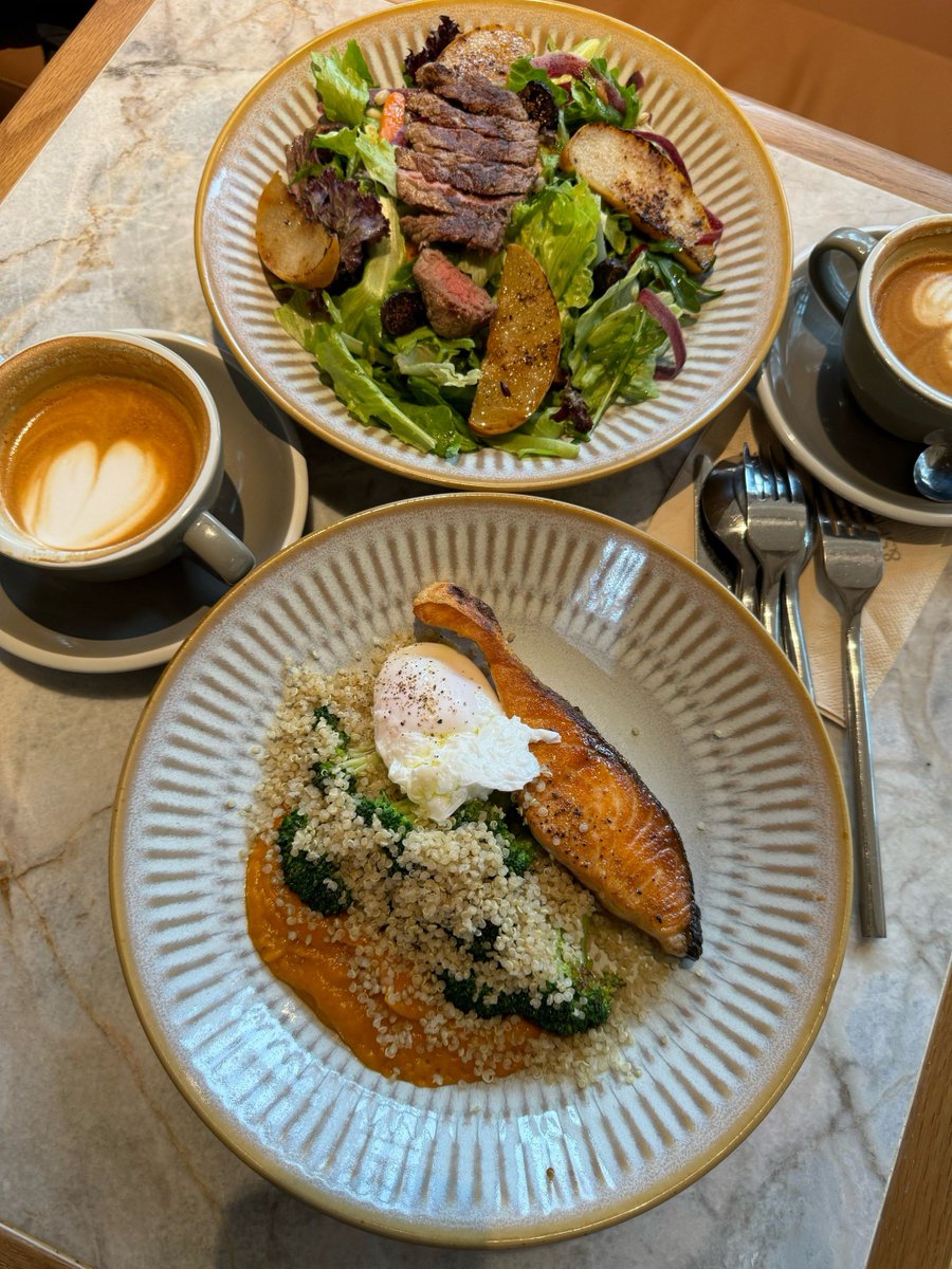 rajesh_sriyan's tweet image. Fuel your fat loss with this 300-calorie power bowl! Grilled chicken, roasted veggies, quinoa u0026 a drizzle of olive oil—protein, fiber u0026 flavor in every bite. Prep in 15 mins, eat clean, stay full. #FatLossMeals #HealthyEating