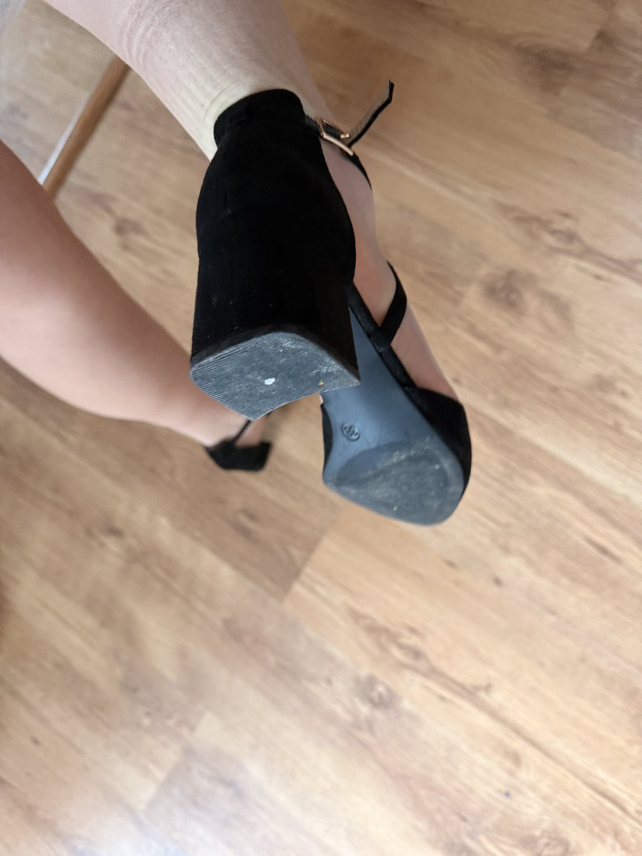 Klaudusiaxx2's tweet image. Który cwel mi dziś wyczyści podeszwę? #findom #femdom #polskafindom #blik #ulegly #krolowa #domina #paypig