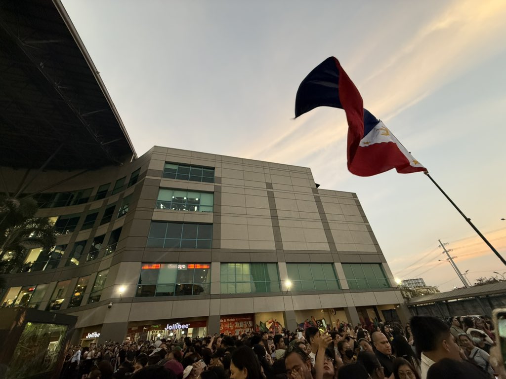 jorgesnic's tweet image. THE PH FLAG IS PRESENT 🇵🇭

SB19 PARA SA MASA
@SB19Official #SB19 
#SB19WASinMarketMarket