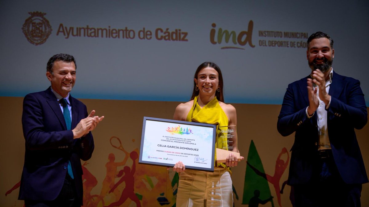 Argantonio1970's tweet photo. Entrega de los Premios Ciudad de Cádiz de Deportes 2025. De manos del alcalde Bruno García recibieron su distinción nuestras alumnas de Bachillerato, Celia García Domínguez y Sofía García Domínguez, en reconocimiento a sus trayectorias como atletas. ¡Enhorabuena! https://t.co/9Bnu8Qc3KV