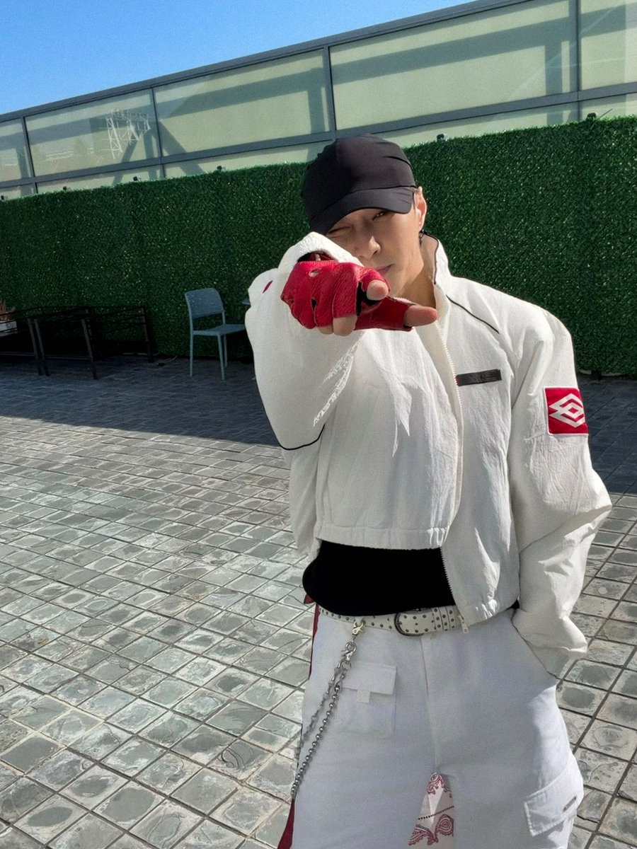 'KNOCK KNOCK!' tweet media